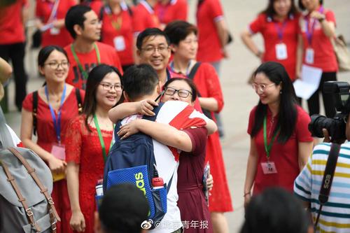 新澳门彩历史开奖记录走势图和考生爸爸穿旗袍送考与考生爸爸穿旗袍送考生礼物